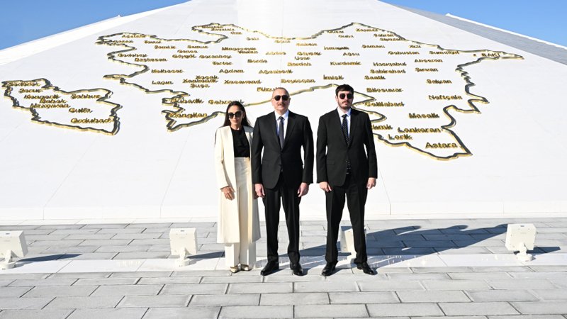Prezident xalqa müraciət etdi, Bayraq Meydanında Azərbaycan Bayrağını ucaltdı 