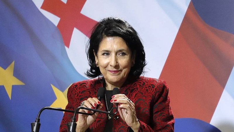 Zurabişvili prezident iqamətgahını tərk etdi: "Legitimliyi özümlə aparıram" 