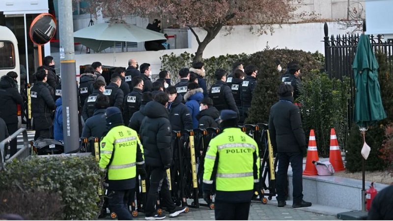 Mühafizə xidməti polisə Cənubi Koreya Prezidentini həbs etməyə imkan vermədi 