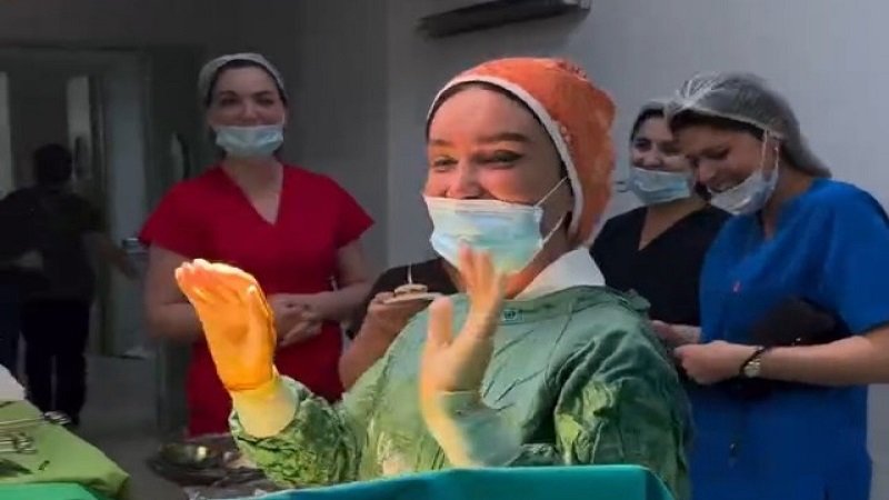 Əməliyyat zamanı ad günü qeyd edilən cərrah işdən çıxarıldı 