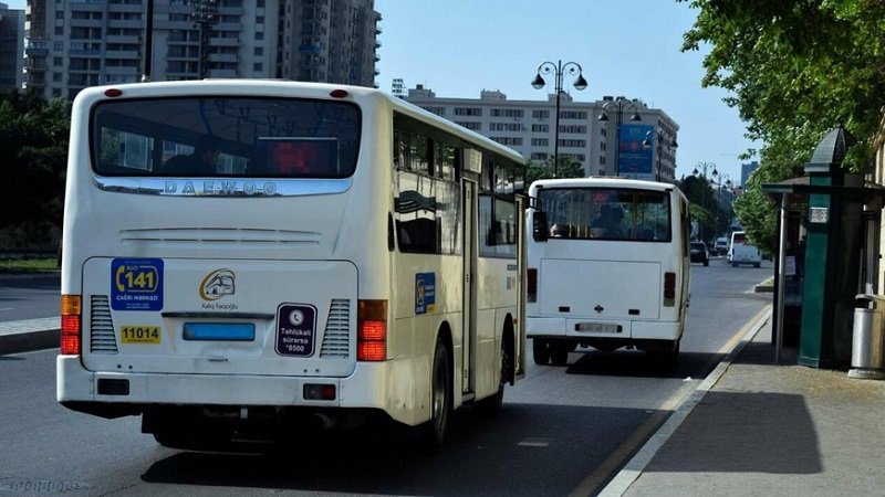 Bayraq meydanı yaxınlığında sərnişin avtobusu qəzaya uğradı