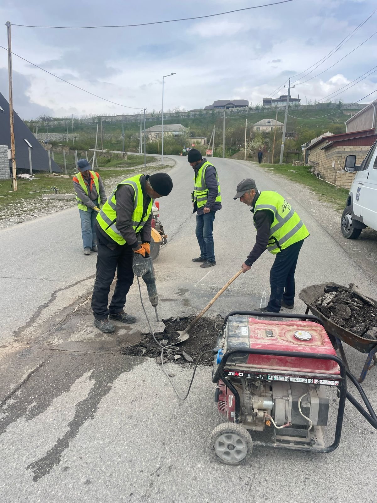 Nazim Eynallı: Şamaxı-Çuxuryurd-Nağaraxana avtomobil yolunun 18-ci kilometrliyində cari təmir işləri davam etdirilir.