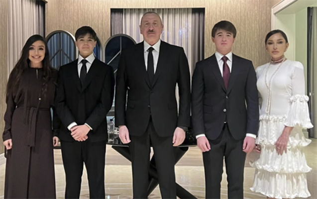 Prezident ailə üzvləri ilə Antalyada