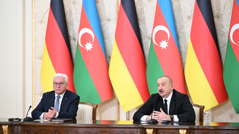 Prezidentlər mətbuata bəyanatlarla çıxış etdi