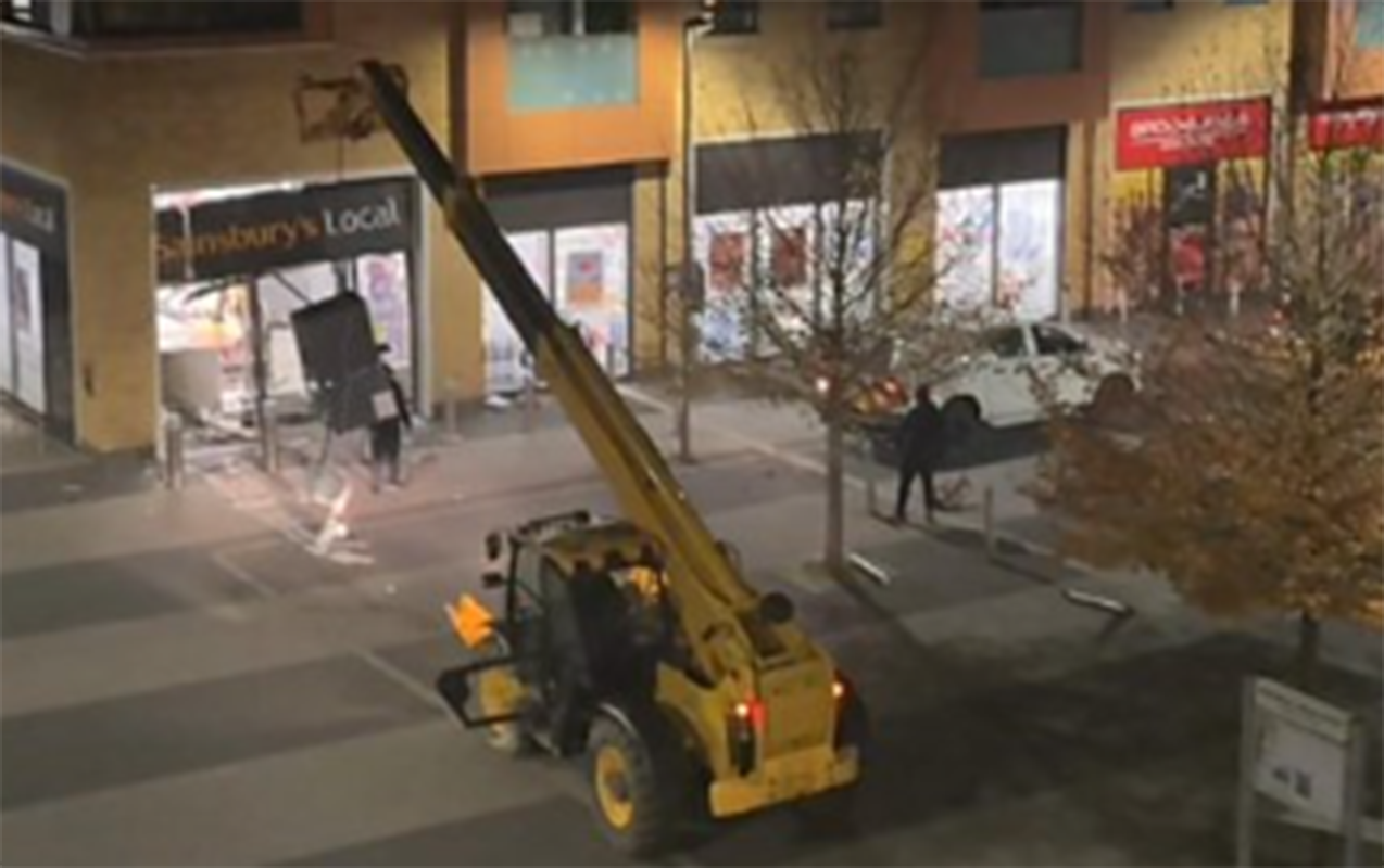 Ekskavatorla bankomat oğurladılar - İngiltərədə qeyri-adi oğurluq