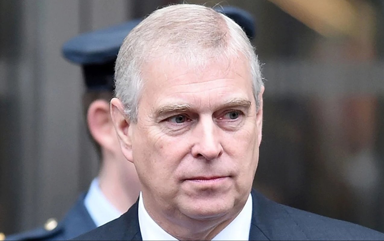 III Çarlz qardaşının titullarını ləğv edir