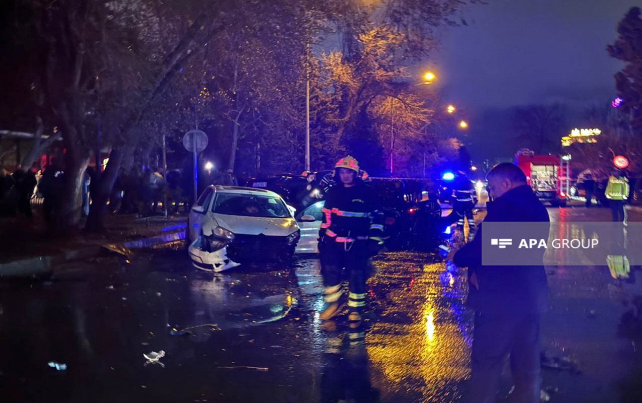 Bakıda qəzaya uğrayan maşın qaz borusuna çırpıldı - 3 nəfər yaralandı