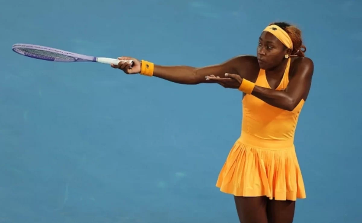 Amerikalı tennisçi məğlub olduqdan sonra raketkasını sındırıb