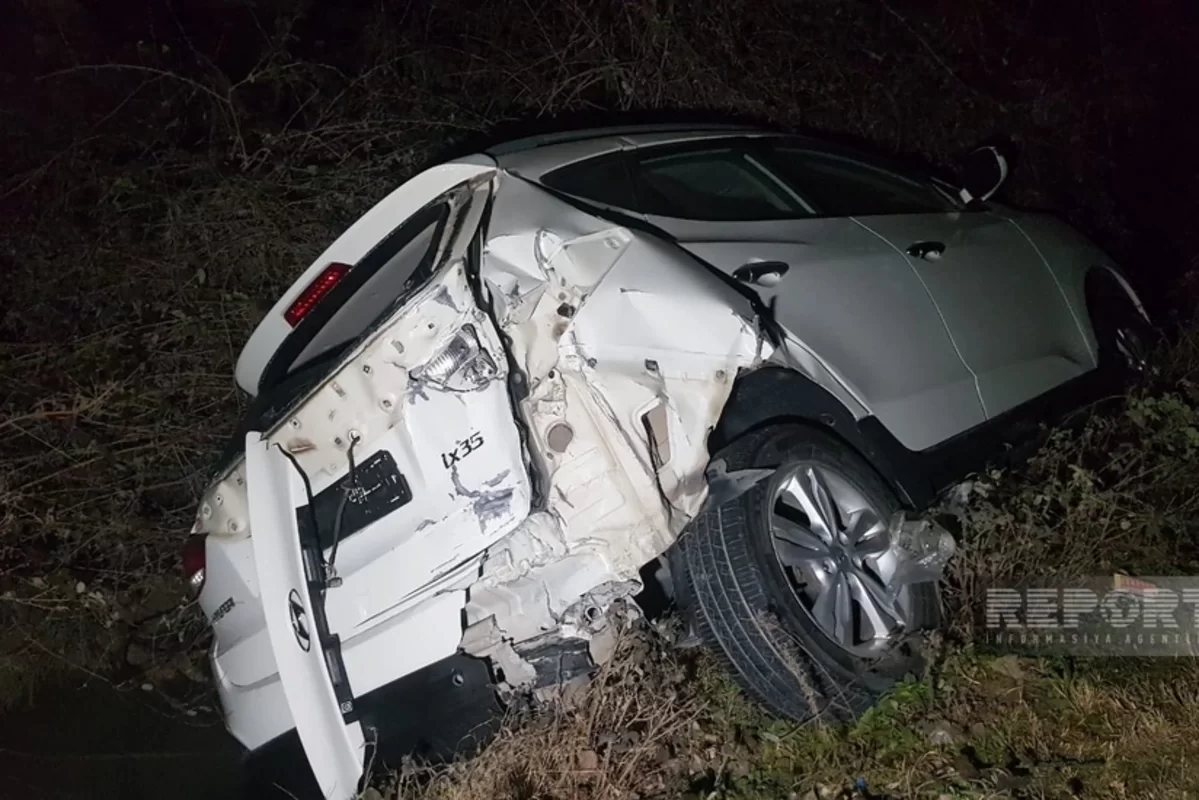 Göyçayda avtomobil elektrik dirəklərini aşırıb, üç kənd işıqsız qalıb