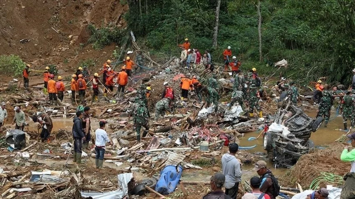 İndoneziyada torpaq sürüşməsi nəticəsində ölənlərin sayı 74 nəfərə çatıb