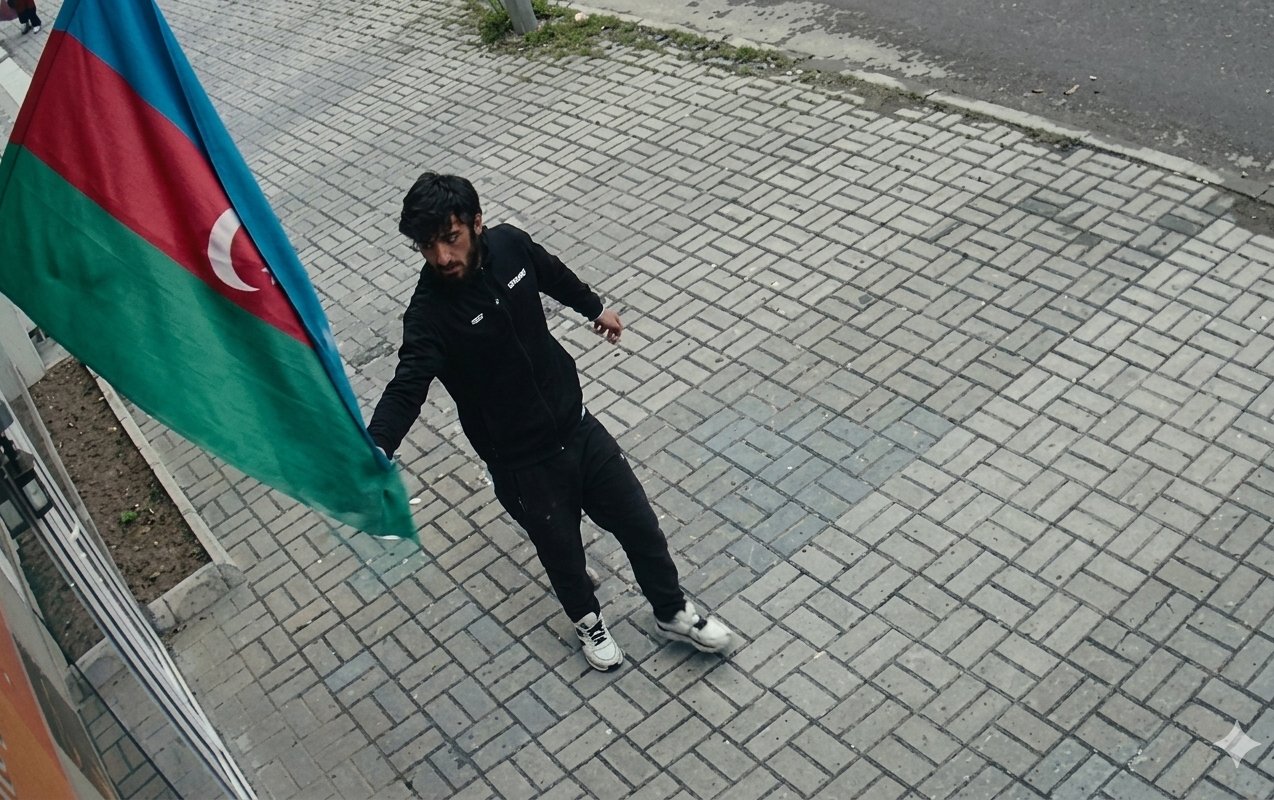 Bayrağa hörmətsizlik edən şəxs saxlanıldı