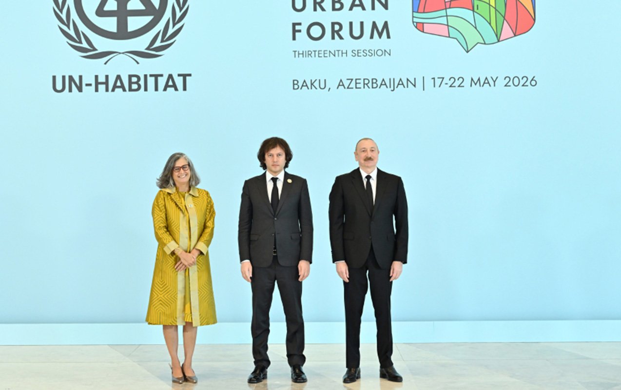 Prezident qonaqları qarşılayır