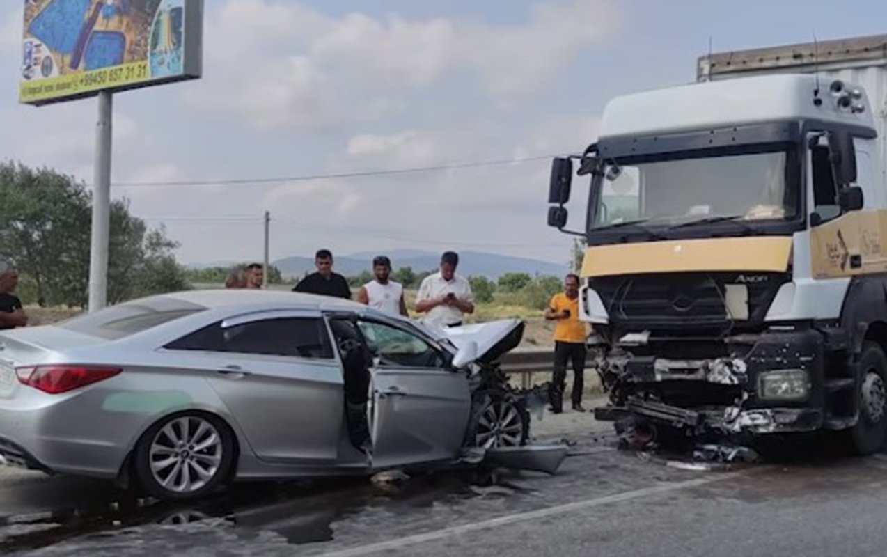 “Hyundai Sonata” yük maşınına çırpıldı, ölən var - Foto