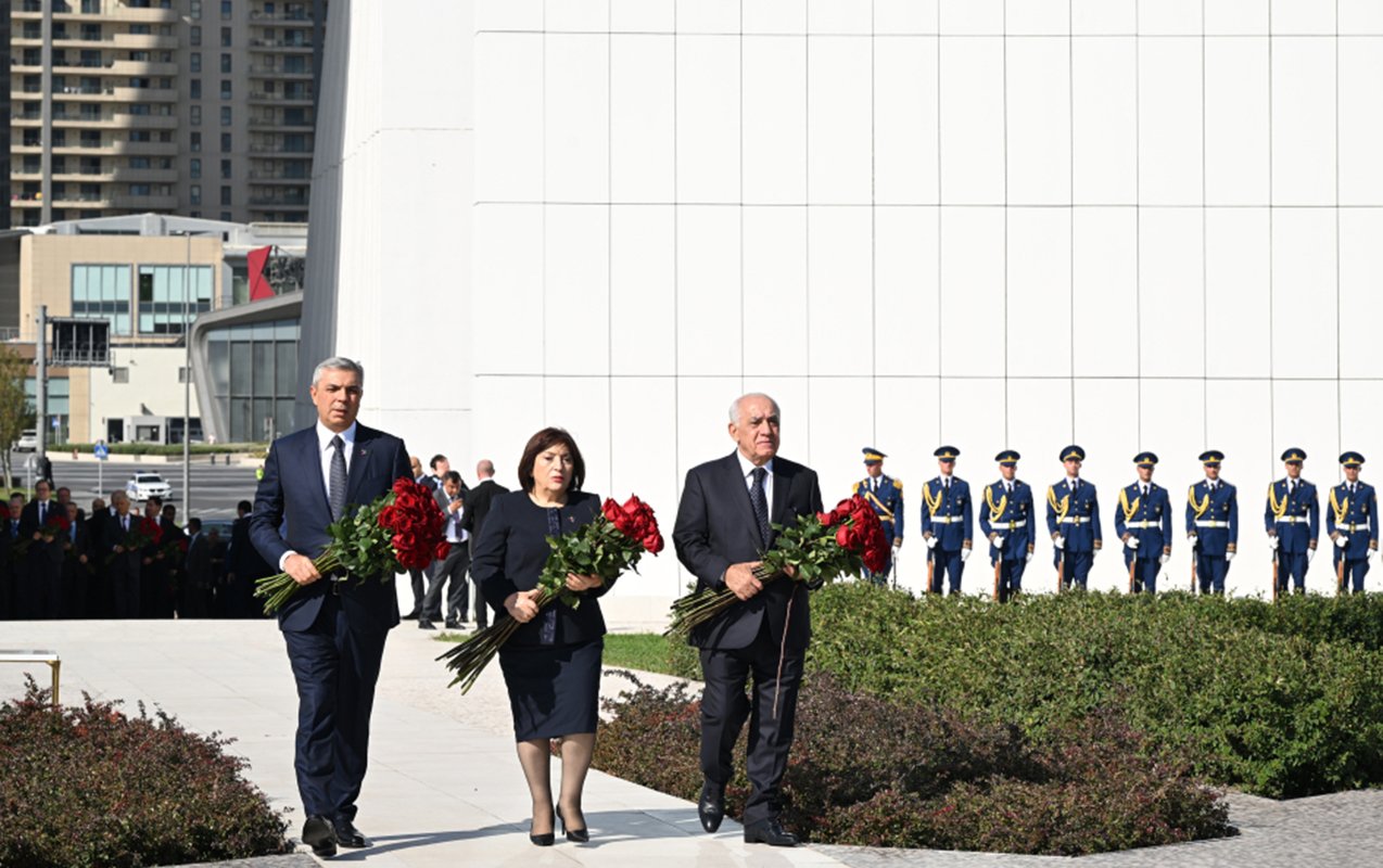 Əli Əsədov, Sahibə Qafarova və Samir Nuriyev Zəfər parkında